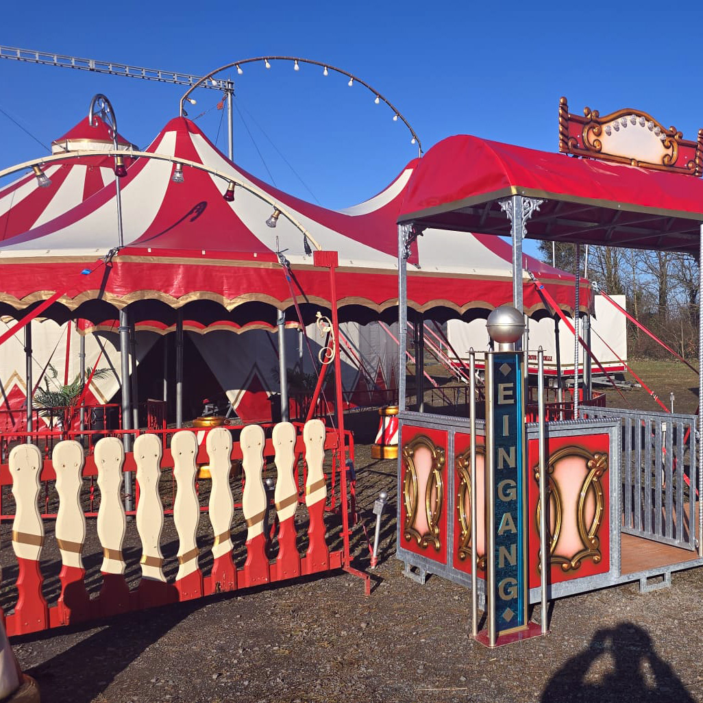 Der Haupteingang lädt ein in eine Bunte Welt zum Staunen und Träumen